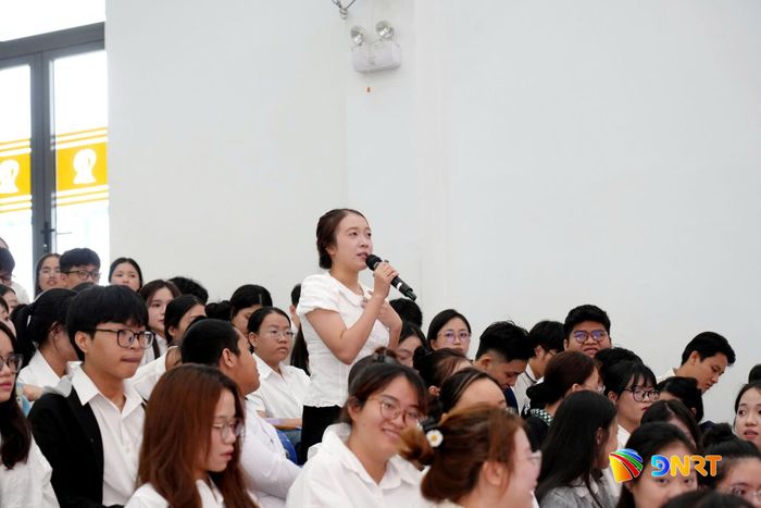 Sinh viên ngành Việt Nam học giao lưu, trao đổi với các doanh nghiệp và chuyên gia tại chương trình. Ảnh: PHƯƠNG LAN