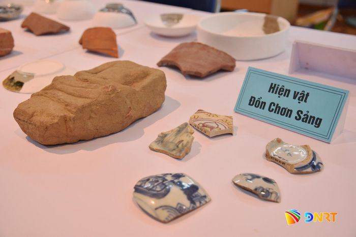 Các mảnh sành, sứ lưu giữ dấu vết của những vật dụng sinh hoạt từng được sử dụng tại khu vực. Ảnh: THIÊN DUYÊN