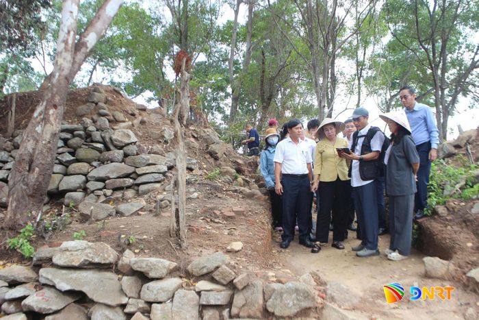 Phó Chủ tịch UBND thành phố Nguyễn Thị Anh Thi (hàng trước, thứ 3, từ phải sang) khảo sát thực địa và làm việc với các đơn vị liên quan vào ngày 9/9/2026 về giải pháp bảo vệ, phát huy giá trị di tích trạm Nam Chơn và đồn Chơn Sảng. Ảnh: LÂM VIÊN