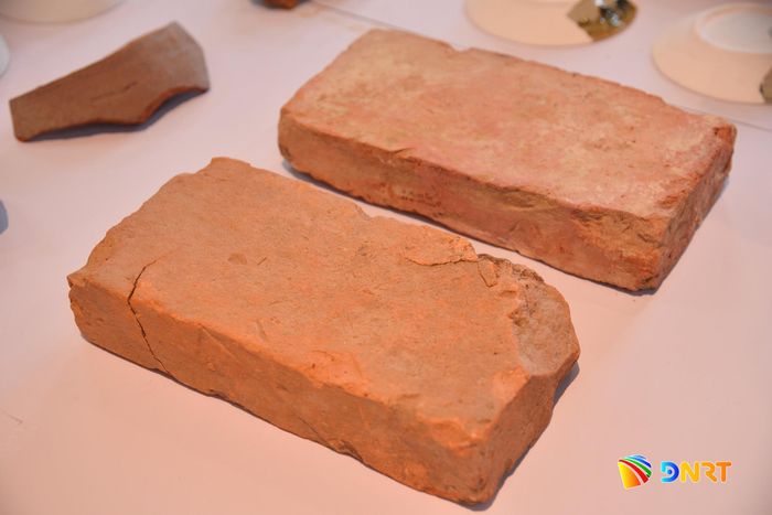 Những viên gạch vồ gắn với dấu tích kiến trúc, phản ánh việc sử dụng vật liệu xây dựng tại các công trình phòng thủ thời Nguyễn. Ảnh: THIÊN DUYÊN