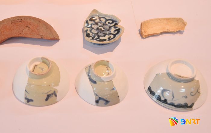 Các mảnh sành, sứ lưu giữ dấu vết của những vật dụng sinh hoạt từng được sử dụng tại khu vực. Ảnh: THIÊN DUYÊN