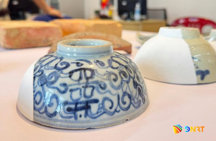 Chén cổ được phục dựng bằng cách nghiên cứu ghép nối các mảnh gốm sứ được khai quật. Ảnh: THIÊN DUYÊN