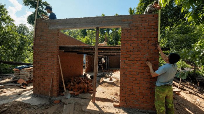 Ngôi nhà của gia đình chị Hồ Thị Huệ đang được khẩn trương hoàn thiện, phấn đấu sớm đưa vào sử dụng trước mùa mưa. Ảnh: TRUNG LÊ
