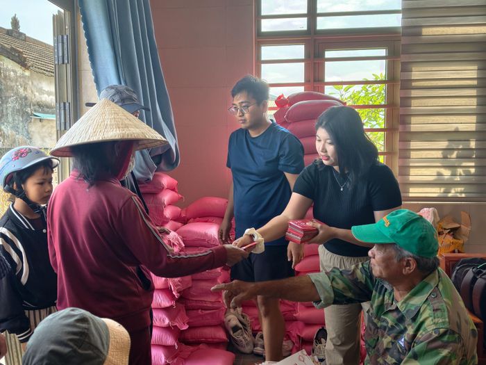 Vợ chồng Thùy Trang trao quà cho các gia đình có hoàn cảnh khó khăn tại quê mỗi dịp Tết. Ảnh do nhân vật cung cấp 