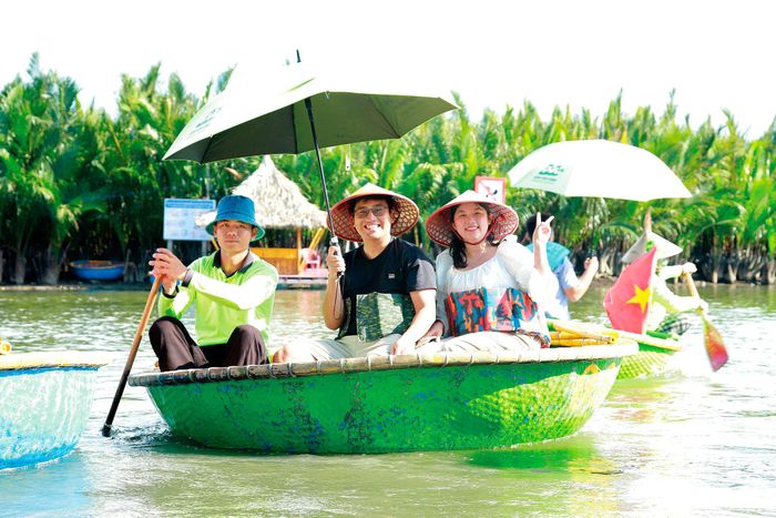 Sự chân thành, mộc mạc của người dân địa phương giúp Thùy Trang thêm yêu mến quê chồng. Ảnh do nhân vật cung cấp
