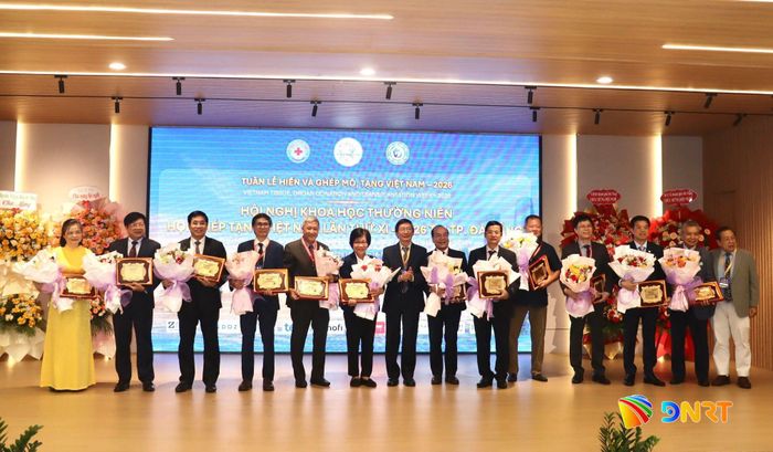 Ban tổ chức hội nghị vinh danh các nhà khoa học, bác sĩ đầu ngành có nhiều đóng góp cho lĩnh vực ghép tạng Việt Nam. Ảnh: QUỐC TUẤN