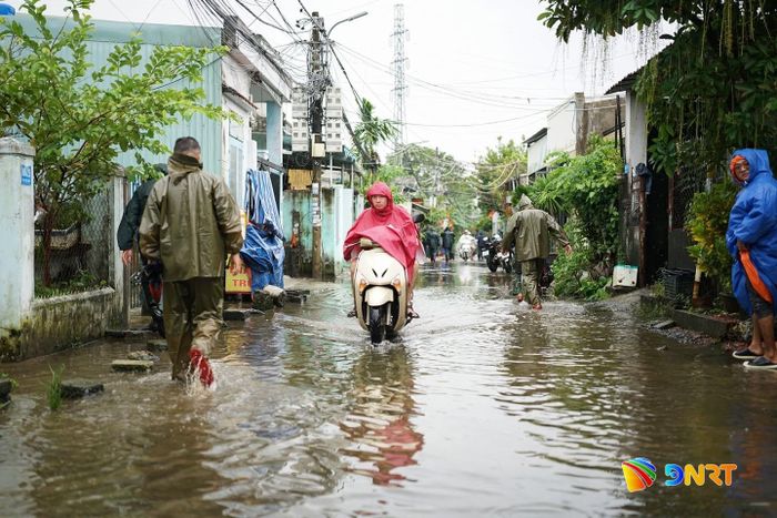 Các kiệt, hẻm tại đường Mẹ Suốt (phường Hòa Khánh) thường xuyên xảy ra ngập úng vào các đợt mưa lớn. Ảnh: XUÂN SƠN