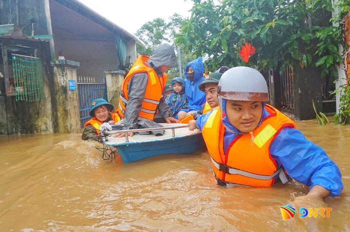 Công an phường Hòa Khánh phối hợp lực lượng an ninh cơ sở và quân sự đưa người dân tại vùng ngập trên đường Mẹ Suốt đến nơi an toàn (ảnh chụp tháng 10/2025). Ảnh: P.V