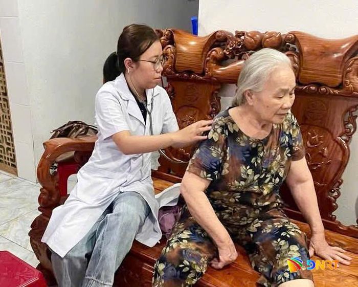 Nhiều người cao tuổi, người khuyết tật được thăm khám, chăm sóc sức khỏe tại nhà. Ảnh: BÙI HƯỜNG