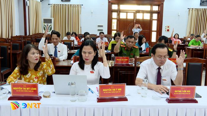 Đại biểu HĐND phường Thanh Khê biểu quyết thông qua các nghị quyết. Ảnh: MINH CHI - TRƯỜNG SƠN