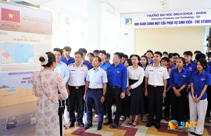 Hoạt động triển lãm tư liệu, hình ảnh về biển, đảo quê hương tại Trường Đại học Bách khoa (Đại học Đà Nẵng). Ảnh minh họa: VINH ANH