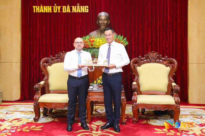 Bí thư Thành ủy Lê Ngọc Quang (bên phải) tặng quà lưu niệm tân Tổng Lãnh sự Liên bang Nga tại Đà Nẵng Igor Baiazov. Ảnh: NGỌC PHÚ