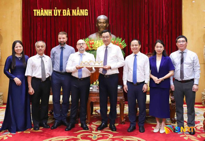 Đại biểu chụp ảnh lưu niệm. Ảnh: NGỌC PHÚ