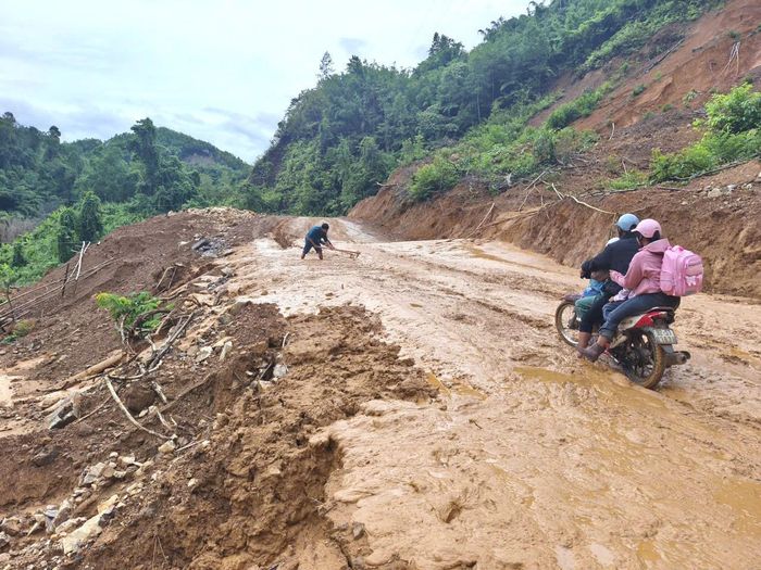Nhiều tuyến đường giao thông trên địa bàn xã Nam Giang bị sạt lở mỗi khi có mưa lớn. Ảnh: Ban Chỉ huy phòng thủ dân sự xã