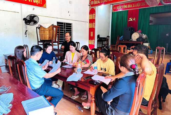Các đội thi đang học kịch bản - ca cảnh dân ca cho phần thi trong gameshow. Ảnh: XT