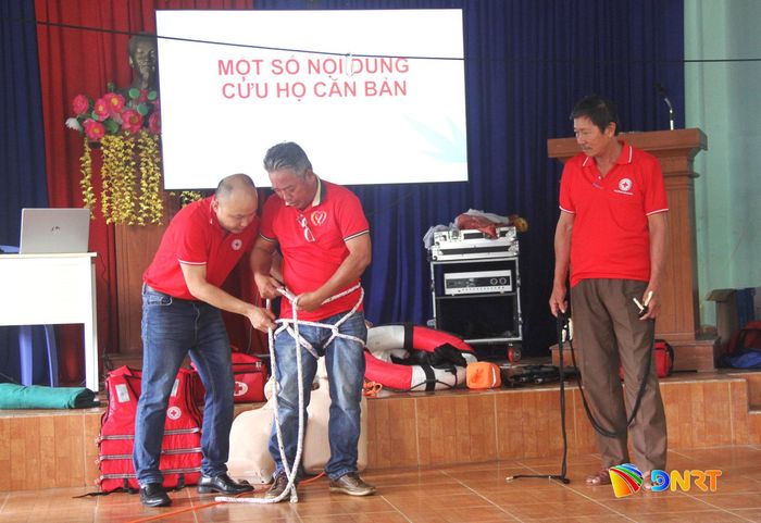 Hướng dẫn cách làm đai cứu hộ bằng dây thừng. Ảnh: LAM PHƯƠNG
