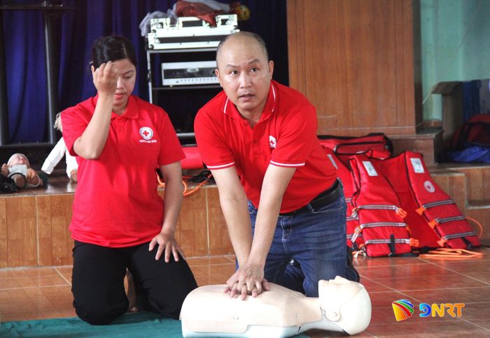 Báo cáo viên hướng dẫn kỹ thuật sơ cứu người đuối nước bằng ép tim ngoài lồng ngực và hà hơi thổi ngạt theo các bước chuẩn y tế. Ảnh: LAM PHƯƠNG
