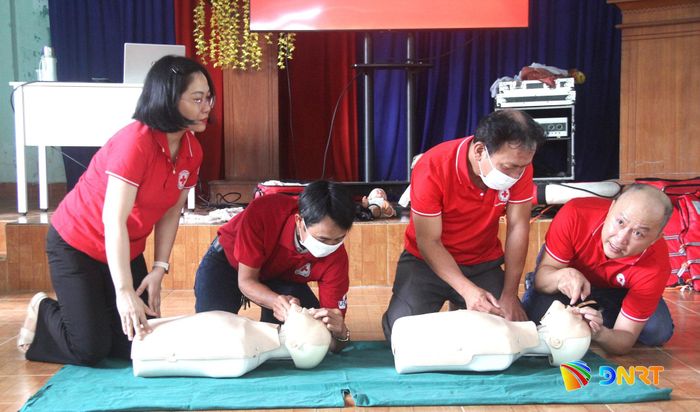 Báo cáo viên hướng dẫn kỹ thuật sơ cứu người đuối nước bằng ép tim ngoài lồng ngực và hà hơi thổi ngạt theo các bước chuẩn y tế. Ảnh: LAM PHƯƠNG