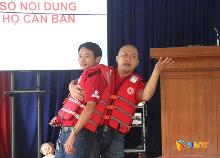 Kỹ thuật cứu hộ và đưa người bị đuối nước vào bờ an toàn. Ảnh: LAM PHƯƠNG