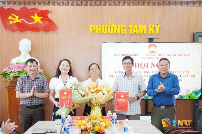Trao quyết định thành lập Ban tư vấn Dân chủ - pháp luật và Ban tư vấn Kinh tế - xã hội thuộc Ủy ban MTTQ Việt Nam phường Tam Kỳ. Ảnh: N.ĐOAN