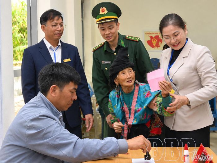 Bà Trá Thị Dềnh, cử tri cao tuổi nhất tỉnh Điện Biên được lực lượng chức năng hỗ trợ tại khu vực bỏ phiếu số 15, xã Mường Nhé.