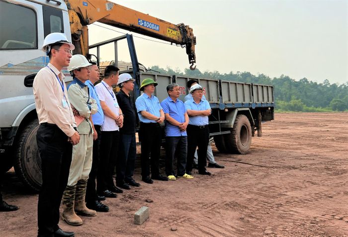 Đoàn công tác UBKT Tỉnh ủy thực tế công trình xây dựng trường liên cấp tại xã Sín Thầu.