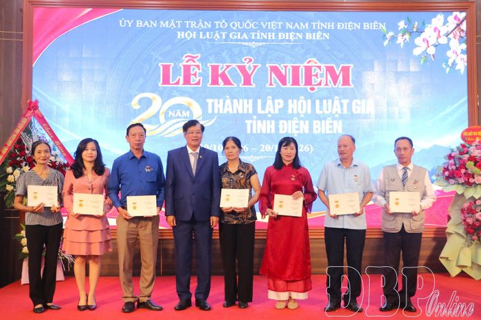 Lãnh đạo Hội Luật gia Việt Nam trao Kỷ niệm chương cho các cá nhân có đóng góp cho sự phát triển của Hội Luật gia Việt Nam.