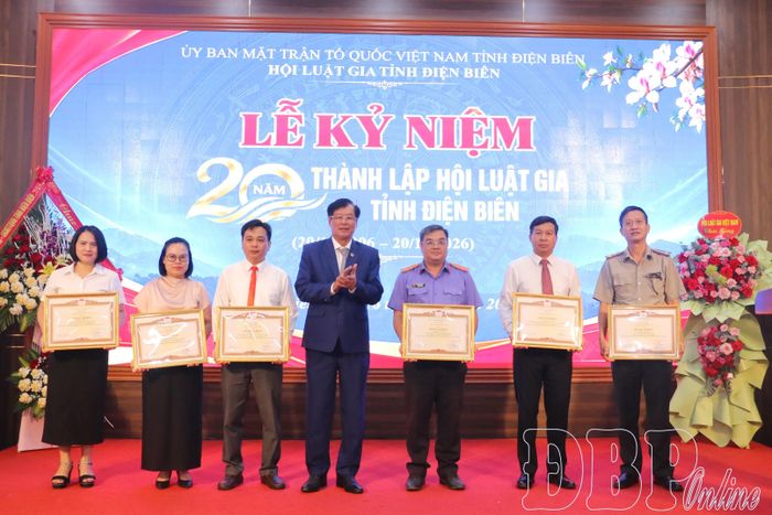 Lãnh đạo Hội Luật gia Việt Nam trao Bằng khen cho các tập thể có thành tích trong xây dựng và phát triển Hội Luật gia Điện Biên.