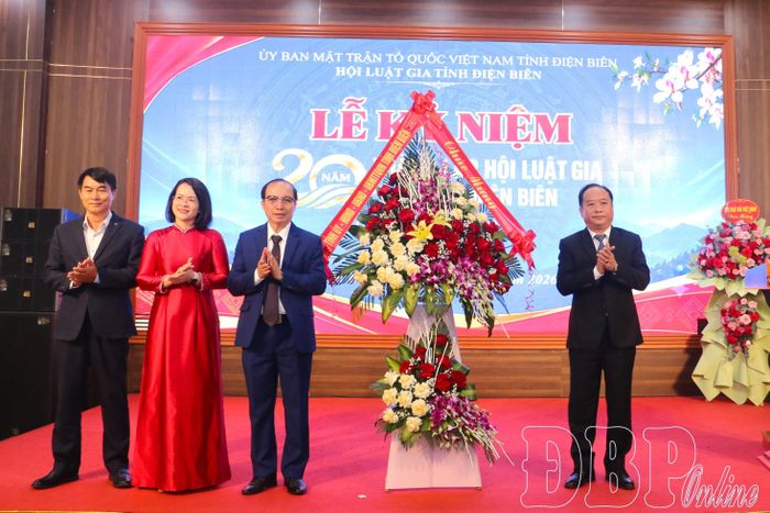 Phó Chủ tịch UBND tỉnh Nguyễn Minh Phú tặng hoa chúc mừng Hội Luật gia tỉnh Điện Biên.