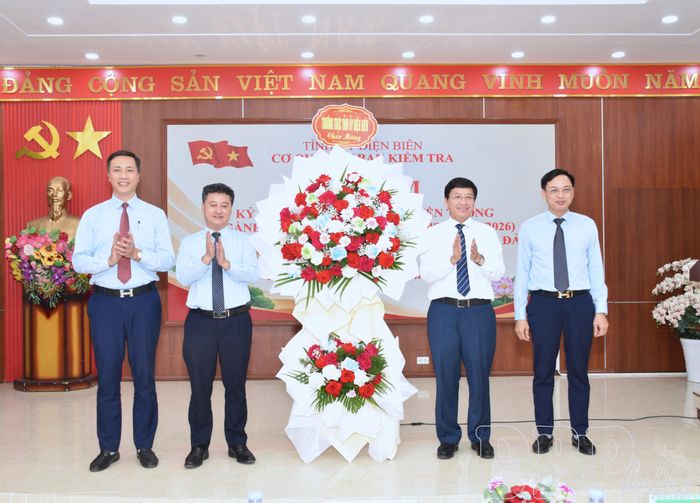 Phó Bí thư Tỉnh ủy Mùa A Vảng tặng hoa chúc mừng Ngày truyền thống ngành Kiểm tra Đảng.