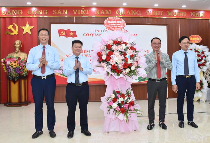 Đồng chí Khuất Hữu Dực, Phó Vụ trưởng Vụ địa bàn II, Cơ quan Ủy ban Kiểm tra Trung ương tặng hoa chúc mừng ngành Kiểm tra Đảng tỉnh.