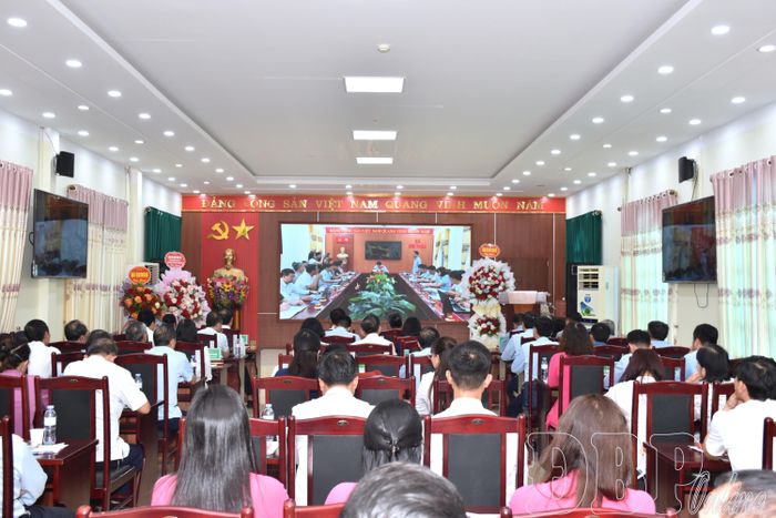 Đại biểu xem phóng sự 63 năm xây dựng và trưởng thành của ngành Kiểm tra Đảng tỉnh.
