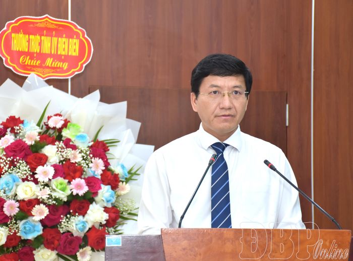 Phó Bí thư Tỉnh ủy Mùa A Vảng phát biểu chúc mừng các thế hệ cán bộ ngành Kiểm tra Đảng tỉnh qua các thời kỳ tại buổi tọa đàm.
