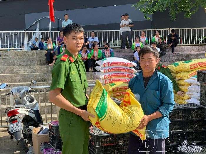 Tại phiên chợ người dân được hỗ trợ sinh kế là cây giống, vật nuôi, vật tư nông nghiệp phục vụ sản xuất.