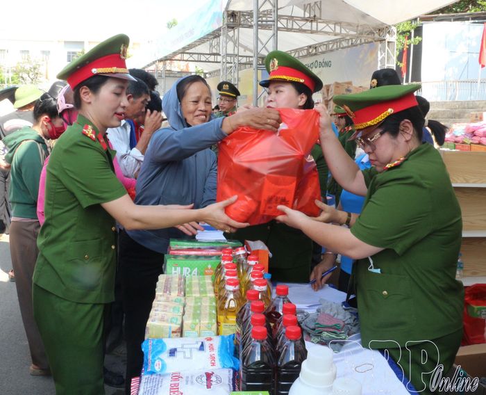 Người dân nhận nhu yếu phẩm 0 đồng tại phiên chợ.
