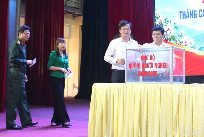 Đại biểu ủng hộ Quỹ Vì người nghèo tại lễ phát động.