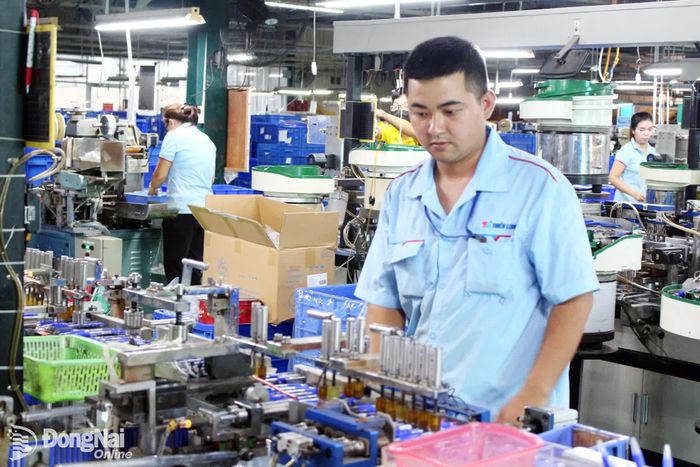 Công nhân Công ty TNHH Sản xuất thương mại Thiên Long Long Thành (xã An Phước) làm chủ dây chuyền sản xuất hiện đại.