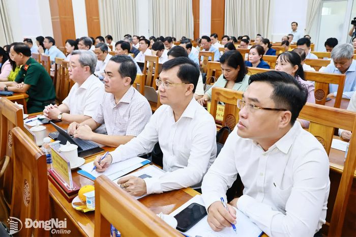 Các đồng chí Ủy viên Ban Thường vụ Thành ủy dự hội nghị tại điểm cầu Thành ủy Đồng Nai. Ảnh: Công Nghĩa
