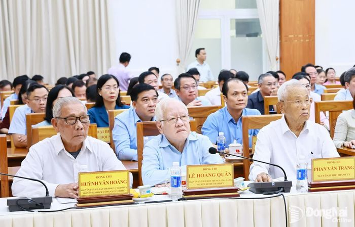 Các đồng chí nguyên lãnh đạo tỉnh Đồng Nai dự hội nghị tại điểm cầu Thành ủy Đồng Nai. Ảnh: Công Nghĩa