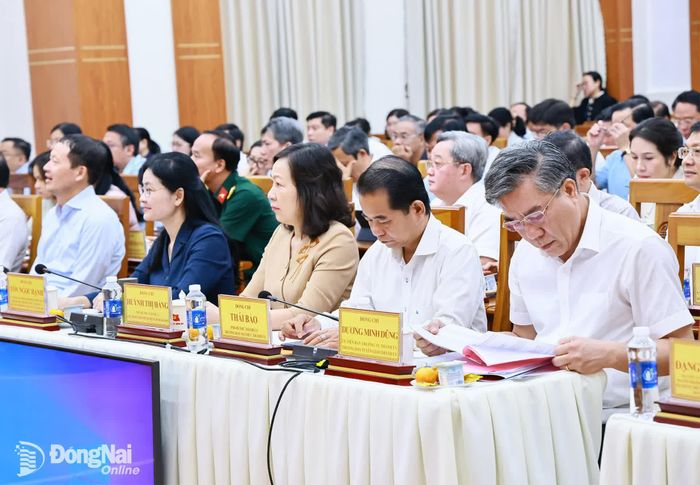 Các đồng chí Thường trực Thành ủy và Ủy viên Ban Thường vụ Thành ủy dự hội nghị tại điểm cầu Thành ủy Đồng Nai. Ảnh: Công Nghĩa