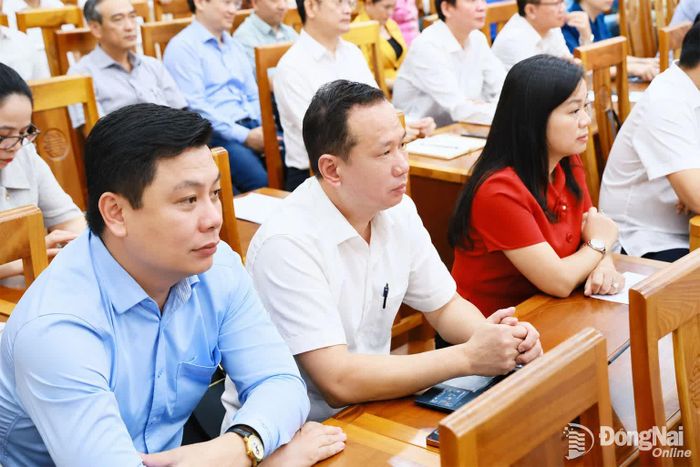 Các đồng chí lãnh đạo sở, ngành dự tại điểm cầu Thành ủy Đồng Nai. Ảnh: Công Nghĩa