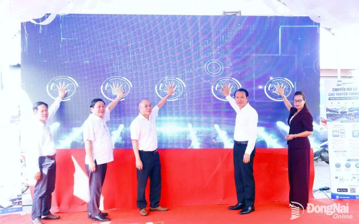 Lãnh đạo Sở Khoa học và Công nghệ, VNPT Đồng Nai, phường Bình Phước ấn nút vận hành phần mềm Quản lý chợ thông minh và chợ số 247 vào đầu tháng 8-2026. Ảnh: Nhã Trâm