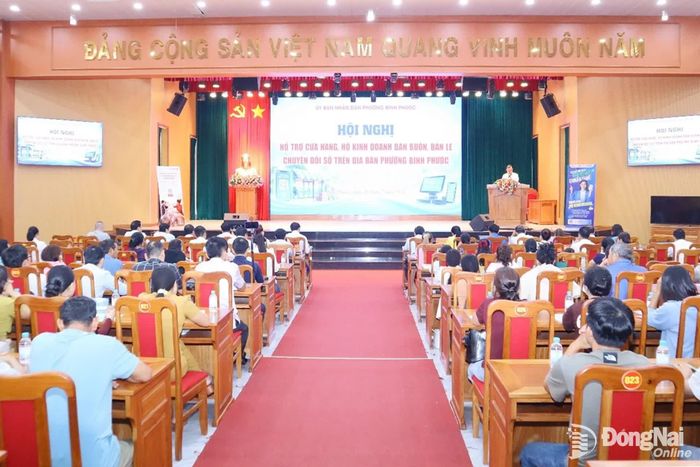 Quang cảnh một hội nghị hỗ trợ cửa hàng, hộ kinh doanh bán buôn, bán lẻ chuyển đổi số trên địa bàn phường Bình Phước. Ảnh: ĐVCC