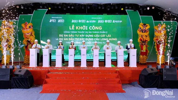 Sau 30 năm chờ đợi, cầu Cát Lái kết nối giữa Thành phố Hồ Chí Minh và thành phố Đồng Nai đã chính thức khởi công vào ngày 29-9-2026 trong niềm phấn khởi của cán bộ, người dân 2 địa phương. Ảnh: Phước Thọ