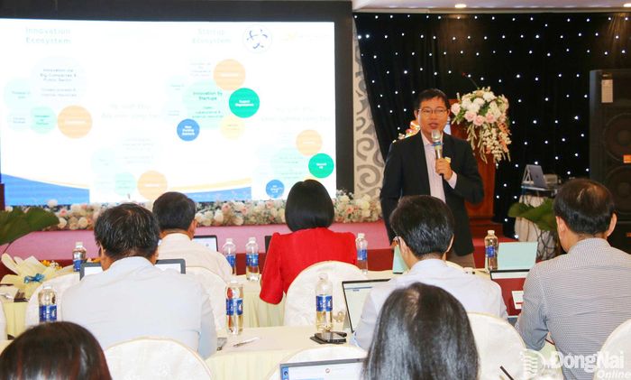 Tiến sĩ Nguyễn Văn Tân, Phó Hiệu trưởng Trường đại học Lạc Hồng chia sẻ chuyên đề tại hội thảo. Ảnh: Hải Quân