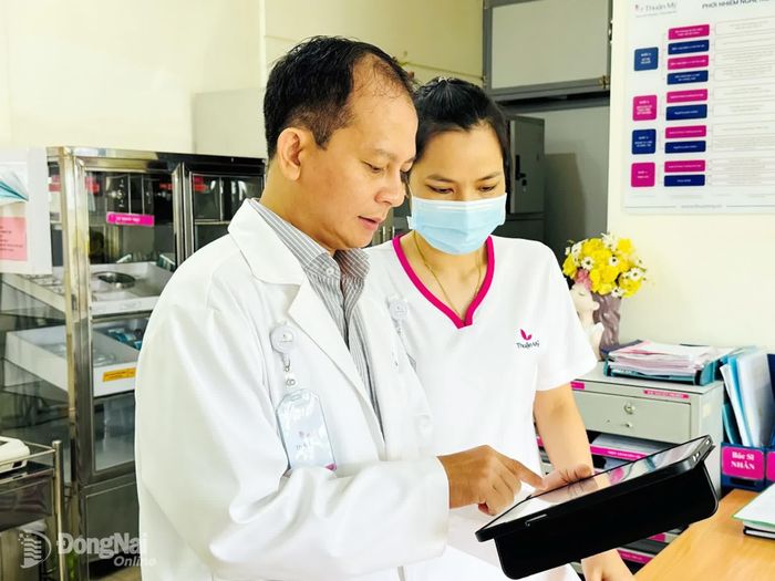 Bác sĩ, điều dưỡng Bệnh viện Thuận Mỹ ITO Đồng Nai sử dụng bệnh án điện tử trong quá trình khám, chữa bệnh. Ảnh: Hạnh Dung