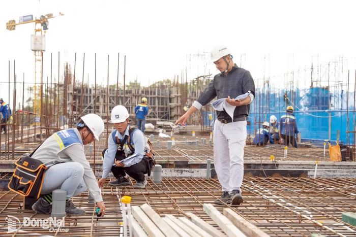 Thi công xây dựng chung cư nhà ở xã hội HAP-1, Dự án Khu dân cư theo quy hoạch tại phường Nhơn Trạch. Ảnh: ĐVCC