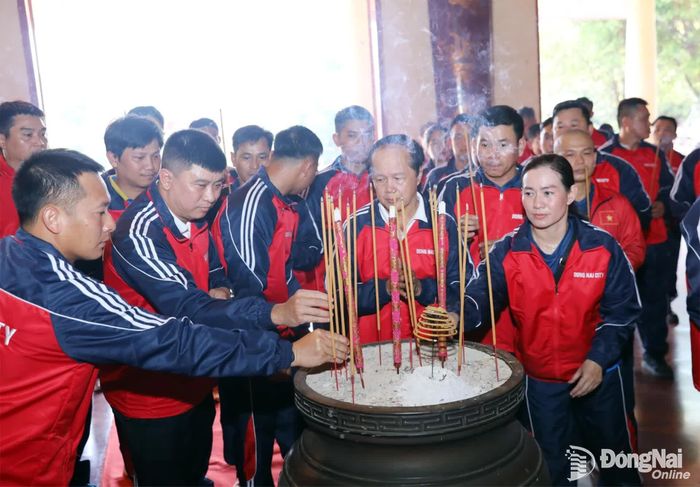 Các huấn luyện viên dâng hương tại Văn miếu Trấn Biên. Ảnh: Huy Anh