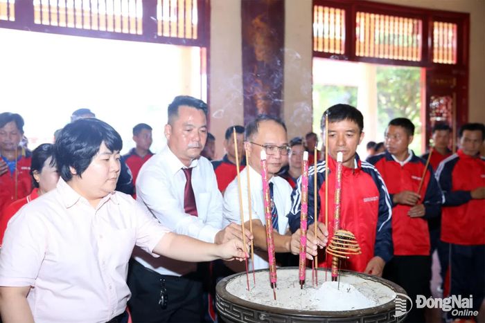 Lãnh đạo Trung tâm Huấn luyện và Thi đấu thể thao thành phố, Trường phổ thông Năng khiếu thể thao thành phố dâng hương tại Văn miếu Trấn Biên. Ảnh: Huy Anh