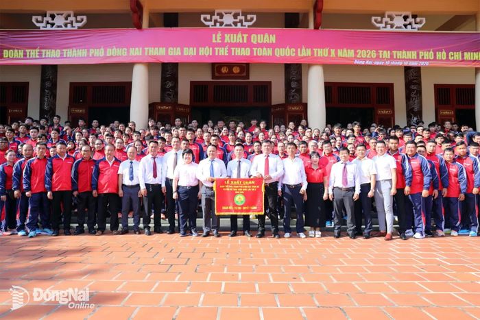 Đại diện lãnh đạo Sở Văn hóa, Thể thao và Du lịch, Trung tâm Huấn luyện và Thi đấu thể thao thành phố, Trường phổ thông Năng khiếu thể thao thành phố, huấn luyện viên và các vận động viên chụp hình lưu niệm tại Văn miếu Trấn Biên. Ảnh: Huy Anh
